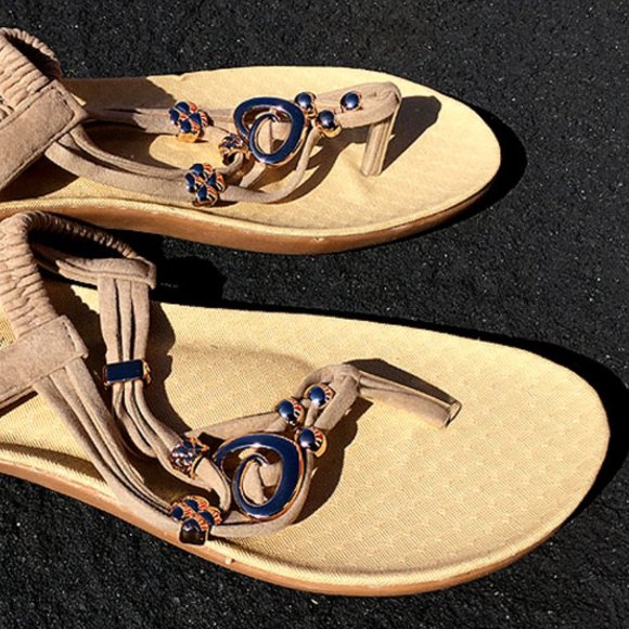 Women's Beige Sandals w/Heart Pendant - Size 9 - Picture 1 of 2